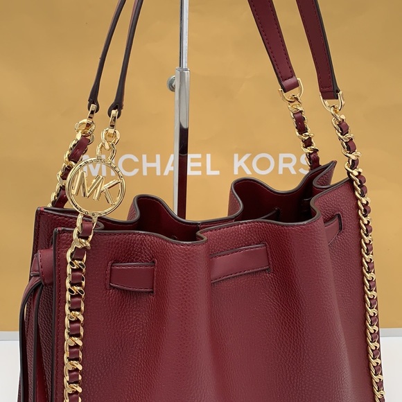 MICHAEL KORS
MINA LARGE BELTED CHAIN SHOULDER BAG DARK CHERRY COLOR - Picture 4 of 16